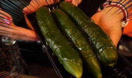 三亚网红吃瓜,瓜果飘香，美味尽享